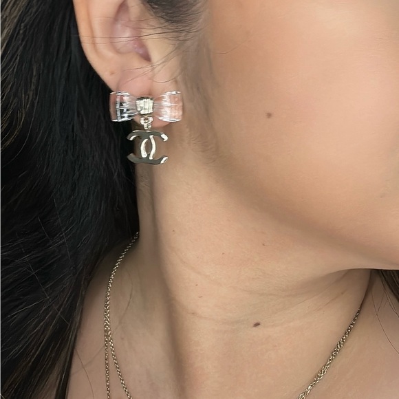 ❌ SOLD ❌ CHANEL 25P Bow Dangling CC Earrings - Picture 5 of 6